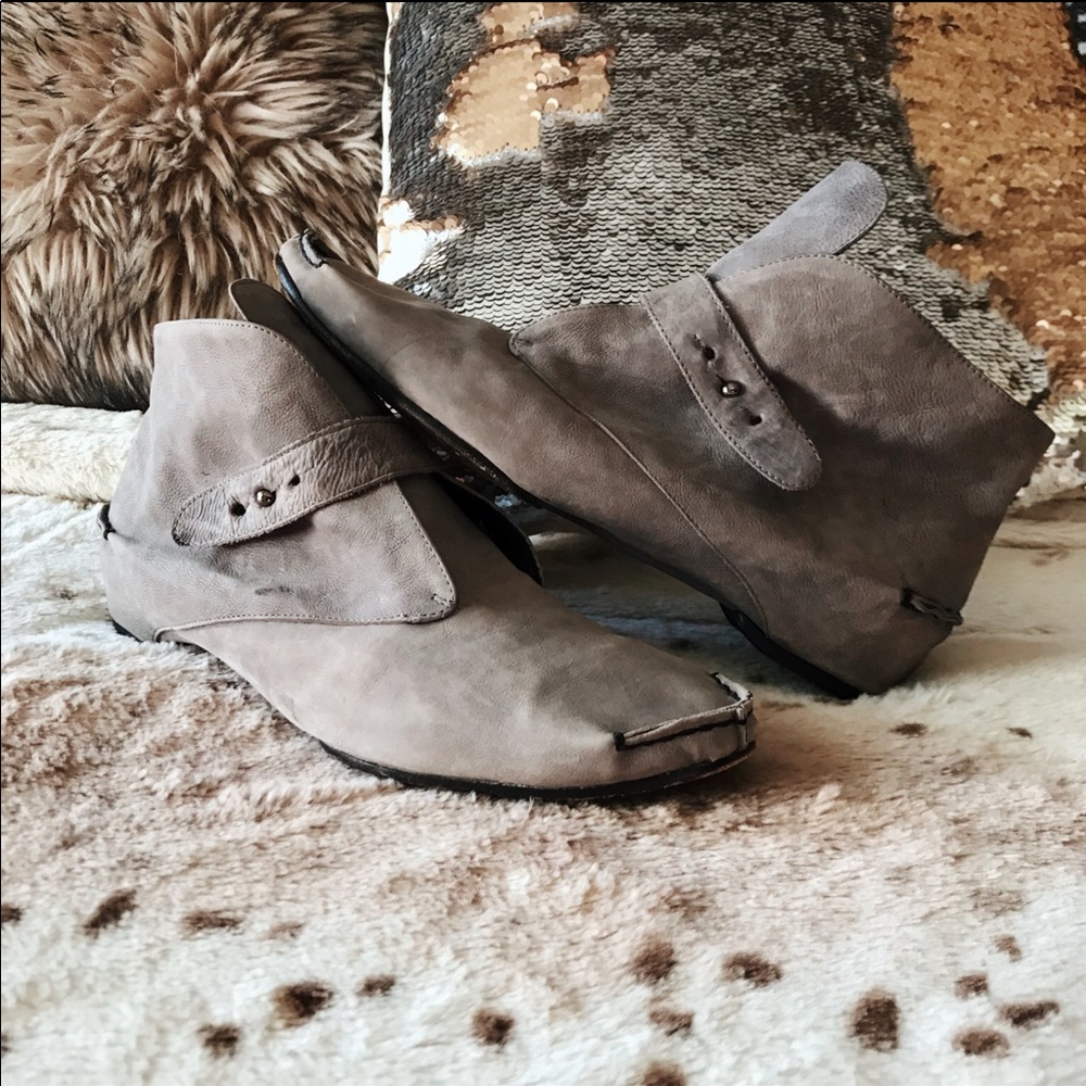 Donald J. Pliner booties 8 Berle